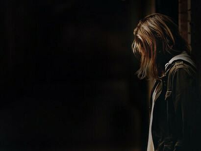 Stalking. Si può manifestare con invio indesiderato e quotidiano di regali, con pedinamenti a piedi o in auto, con minacce telefoniche o tramite email, sms, con appostamenti presso l’abitazione della donna, presso il luogo di lavoro, ecc. 