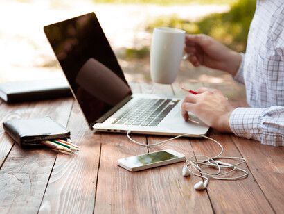 Travail en freelance. Les plateformes de travail à distance permettent aux travailleurs indépendants de trouver des clients et des projets et d'exécuter le travail à distance