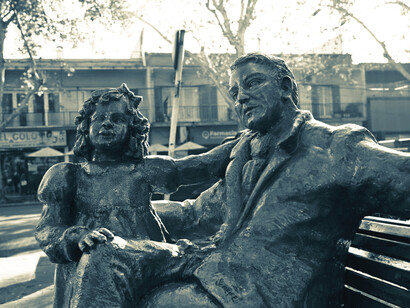 Estatua de San Martín y Merceditas, Mendoza, Argentina. En su rol de padre, San Martín supo conjugar la ternura con una visión ética que aspiraba a formar una persona íntegra y consciente