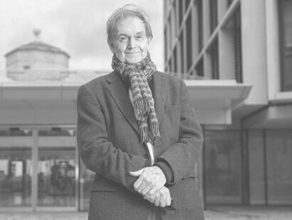 Roger Penrose, físico matemático británico y reconocido por sus contribuciones a la teoría de la relatividad general y a la cosmología