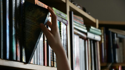 Descubra por que a literatura vai além de um simples componente curricular e se torna fundamental na formação pessoal e cultural. Explore como ela reflete nossas emoções, história e imaginação, oferecendo um refúgio e uma compreensão mais profunda da vida