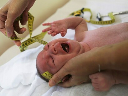 Un doctor reconoce a un bebé
