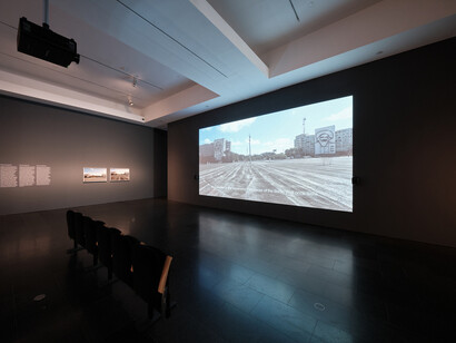 Coco Fusco, He aprendido a nadar en seco, vista de exhibición. Cortesía del Museu d’Art Contemporani de Barcelona