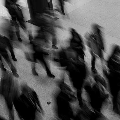 Il potere economico può trasformarsi in potere politico, influenzando governi, informazione e opinione pubblica
