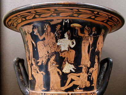 Un vaso a figure rosse raffigurante divinità religiose nell'Antica Grecia