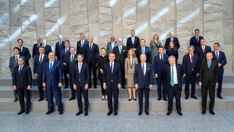 Foto di gruppo con i leader mondiali, giovedì 24 marzo 2022, presso la sede della NATO a Bruxelles. Foto ufficiale della Casa Bianca di Adam Schultz.
La collaborazione tra NATO e UE è fondamentale per garantire la sicurezza dell’Europa, ma la forte influenza degli Stati Uniti potrebbe ridurre l’autonomia strategica europea  