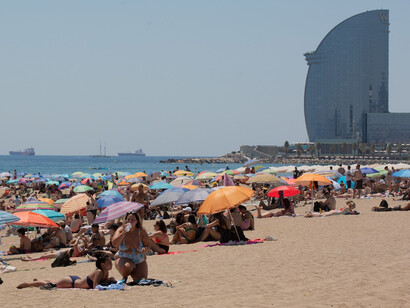 Playa de Barcelona durante la ola de calor del verano de 2022, España
