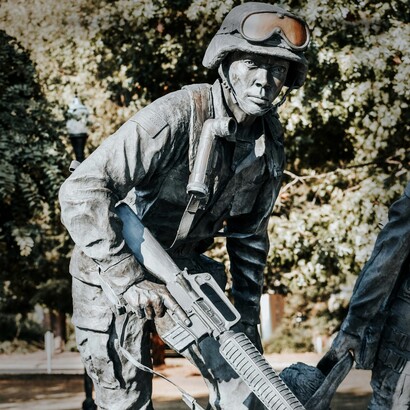 A differenza dell’eroe tragico classico, tuttavia, egli non si ritira nel silenzio della sconfitta, ma utilizza il linguaggio politico per tentare di ridefinire il significato della propria esperienza