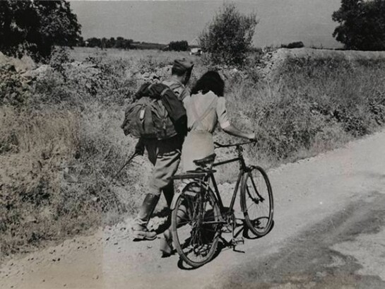 Robert Capa (1913-1954), “Lovers’ Parting near Nicosia, Sicily” July 28, 1943, silver gelatin print on glossy fibre paper, printed by August 20, 1943, Robert Capa © ICP / Magnum Fotos / Agentur Focus, Courtesy: Galerie Daniel Blau Munich/London