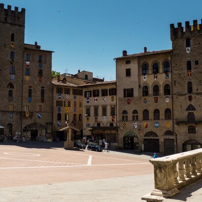 Durante la Fiera Antiquaria e la Giostra del Saracino, la piazza si trasforma in un palcoscenico vivo e suggestivo. Arezzo, Toscana, Italia