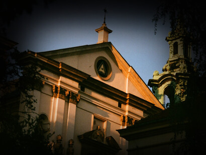 Edificación con un símbolo masónico en la parte superior del mismo en Cracovia, Polonia