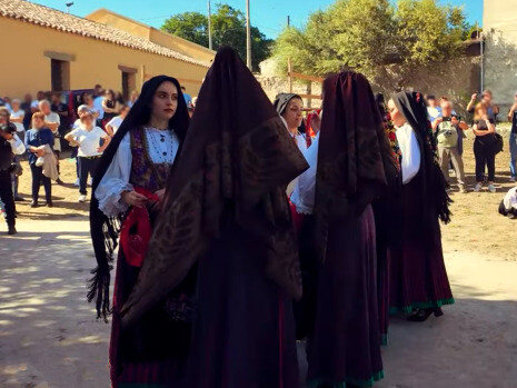Immagine tratta dal video di Bernardina Vinci in cui ha ripreso una danza tipica sarda ballata dall'associazione culturale “Is Femminas de Arrolli”, Orroli, Sardegna