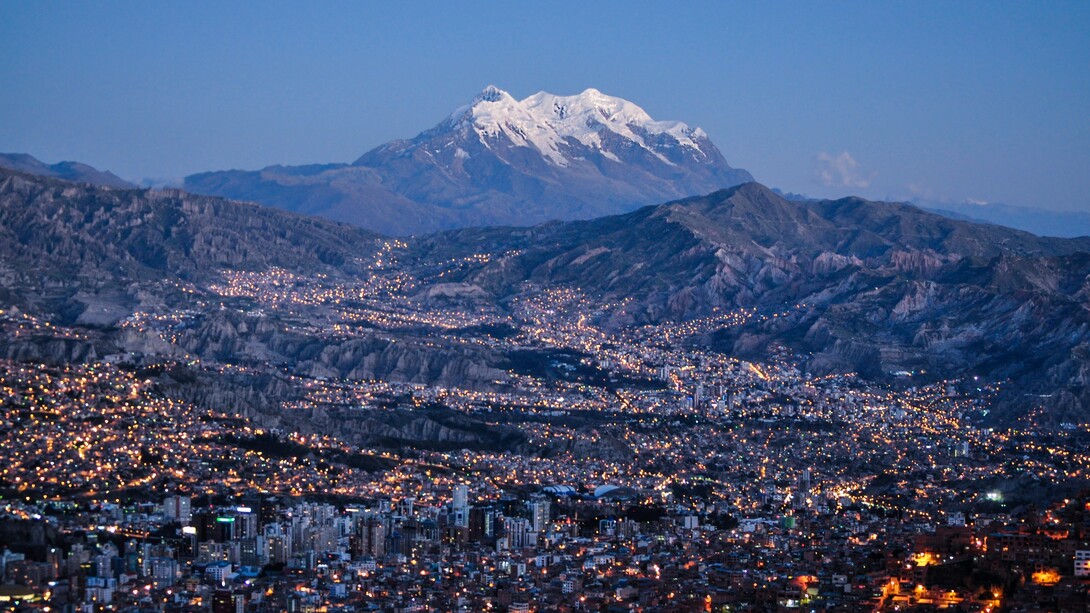La Paz, capitale della Bolivia, è la capitale più alta del mondo da 3 200 a 4100 metri sul livello del mare. Nel panorama cittadino svetta imponente la cima tripla perennemente innevata dell'Illimani