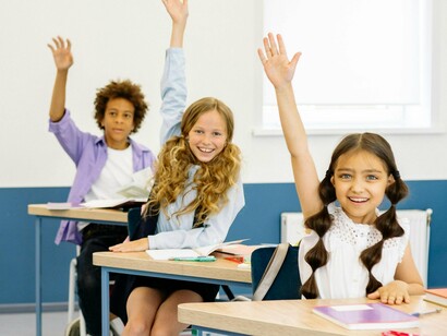 Eu entrei, sem pensar. O meu corpo curvado, as minhas mãos calejadas, o meu pouco cabelo, o meu pé descalço, era independente ao meu sentimento de criança que vivia aquele preciso momento. As pequenas pessoas seguiam- na para o interior do edifício, atropelando-se umas às outras, seguindo a rainha. Eu seguia atrás - igual a todas aquelas gentes