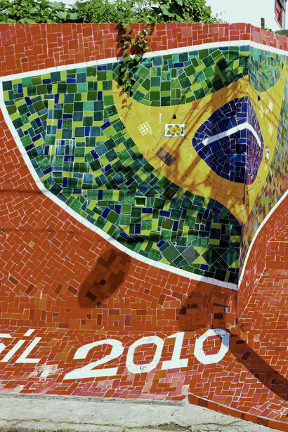 Ao visitar a Escadaria Selarón, no Rio de Janeiro, Brasil, é possível observar uma grande variedade de azulejos coloridos e desenhos únicos