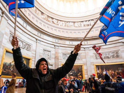 Ciudadano estadounidense dentro de un salón del Capitolio en enero de 2021 en Washington, Estados Unidos