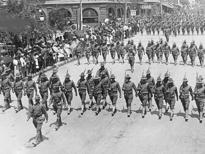 México se mantuvo al margen de la ola progresista de la primera década del milenio. En 2018, sin embargo, Andrés Manuel López Obrador (AMLO) ganó las elecciones. Copia impresa de una fotografía tomada durante la Revolución Mexicana. Entre 1910 y 1917. Biblioteca Beinecke de Libros Raros y Manuscritos, Universidad de Yale, New Haven, Connecticut, EE.UU.