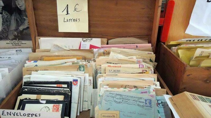 Vecchie lettere e cartoline in vendita a Forville, ph A.M. Speltra