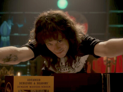 El actor británico Joseph Quinn en un fotograma de la cuarta temporada de la serie «Stranger Things» 