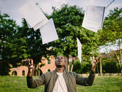 As respostas da vida são complexas, coisa para filósofos e entendidos no assunto, eu não sou filósofo nem entendido em nada, portanto, minha filosofia é não filosofar, é não tentar encontrar respostas que não existem para dramas que eu inventei para a minha vida, ou as enrascadas que me enfiei foram todas sem querer? Só um total inocente, para não dizer um imbecil, diz que não sabia das consequências de seus atos, e aquela vozinha perturbadora?