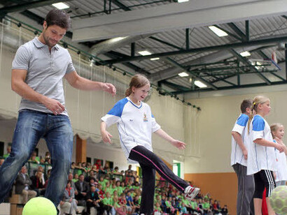 Système éducatif en France. Dans certains pays comme l’Allemagne, les écoliers pratiquent des activités sportives et culturelles l’après-midi, au lieu de continuer les cours classiques