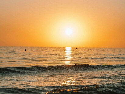 O seu escudo, descrito na Ilíada, consagrava também representações da terra, do mar e do céu, incluindo o Sol, a Lua e as estrelas, cenas de paz e de guerra, simbolizando o cosmos e a (des)ordem do mundo. Mas ele mesmo era protagonista “entre as estrelas”