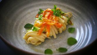 Linguine con pesto a crudo di zucchine e chips di carote