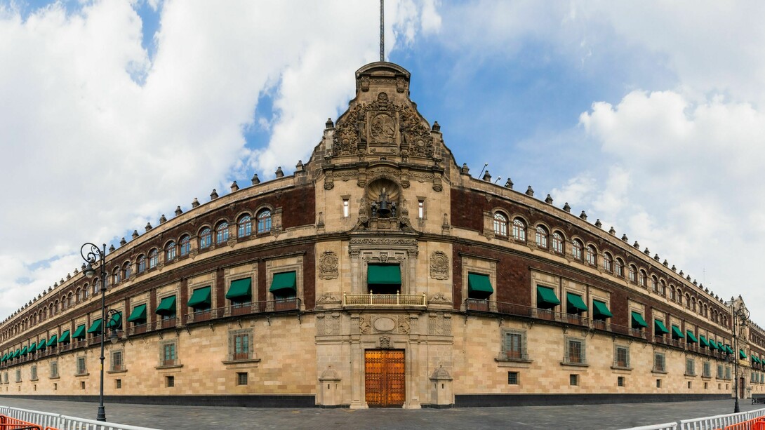 En el plano internacional, su gobierno impulsa una diplomacia activa que equilibra la relación con Estados Unidos, fortalece los lazos con Latinoamérica y promueve reformas globales. Palacio Nacional, Ciudad de México, México
