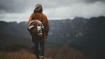 Somente através da Alma conheceremos a Vontade, de cima para baixo. A vontade não surge no nível demasiadamente humano do ser, vem de um plano infinitamente mais alto, mais poderoso do ser, do todo. Uma força, um impulso do plano evolutivo para o planeta inteiro. A Vontade, é muito mais vasta do que a percepção humana sobre ela, vem da sua altura, abertura, profundidade. É um poder inexplicável num é dona Alma, essa tal dessa vontade. Dá trabalho em si atraí-la, pois requer recortes no que sou, nem sempre fáceis para a personalidade, porém ela mesma, a vontade quando aspirada, já irradia o necessário para ajudá-lo na transição de ponto da consciência