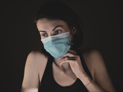 Mulher usando máscara na pandemia