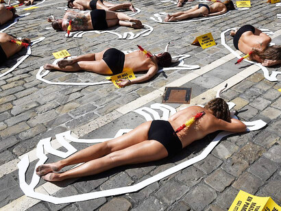 Defensores de los derechos de los animales se manifiestan por la abolición de las corridas de toros un día antes del inicio de las fiestas de San Fermín