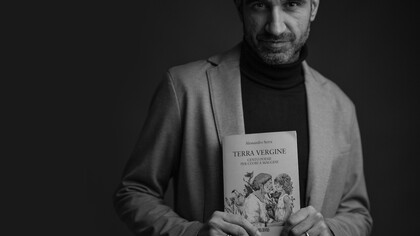 Alessandro Serra, poeta, filosofo, professore di filosofia e cantautore salernitano, presenta nel 2026 Terra Vergine, il suo primo disco di inediti, affiancato dall'omonimo libro di poesie