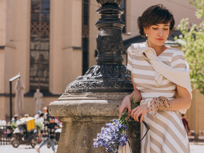 Le chic italien se reflète dans chaque détail, même dans un regard discret