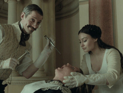 En lugar del clásico baile de cuento, La hermanastra fea (Emilie Blichfeldt, 2025) presenta una selección al estilo de un concurso de belleza, donde las jóvenes deben competir para ser vistas y deseadas