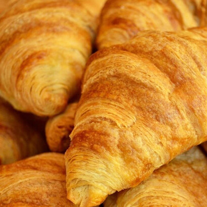 Como un pajarillo que come de la boca de su madre, traga sin masticar los pedacitos del croissant seco