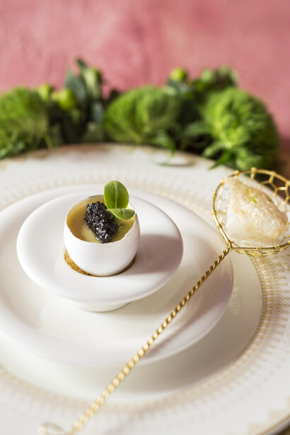 L’uovo di una notte di mezza estate. Crema di uovo e patate aromatizzata alle acciughe con caviale siberian, cialda di tapioca al tè nero e piccola foglia d’ostrica