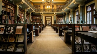 O edifício que abriga o Real Gabinete foi projetado pelo arquiteto português Rafael da Silva e Castro e construído entre 1880 e 1887, em estilo neomanuelino inspirado no Mosteiro dos Jerônimos, em Lisboa. A fachada impressiona com estátuas de figuras históricas, como: Luís de Camões, Pedro Álvares Cabral, Vasco da Gama e o Infante Dom Henrique. Por outro lado, o interior exibe estantes de madeira entalhada, vitrais coloridos e o magnífico Salão de Leitura, com candelabro de cristal e claraboia em estrutura de ferro, considerada a primeira desse tipo no Brasil