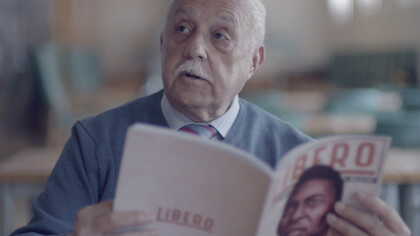 Una anciana leyendo la revista "Líbero"
