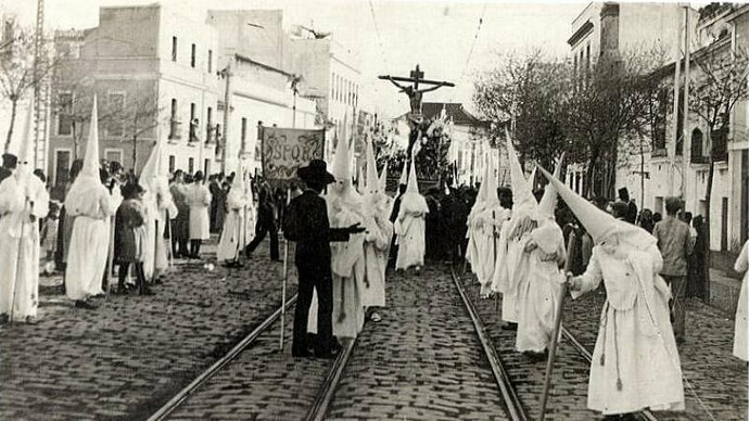 Procesión de la cofradía de los "Negritos", 1911,  por la ronda histórica de Sevilla, España