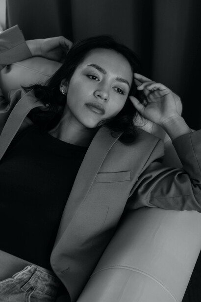 Donna intenta a ricordare il passato