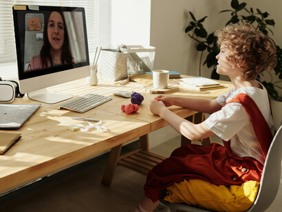 Maestra y alumna durante una clase virtual. El advenimiento de la modalidad virtual transformó significativamente la manera de hacer pedagogía