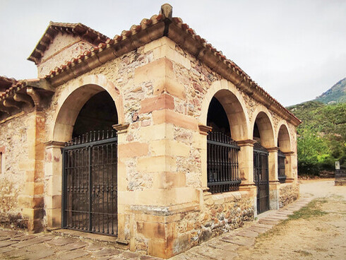 La iglesia es un excelente ejemplo del arte mozárabe, una corriente arquitectónica desarrollada por los cristianos que vivían en territorios bajo dominio musulmán. Santa María de Lebeña, Cantabria, España