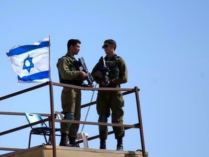Dos soldados israelíes en un puesto fronterizo en Gaza