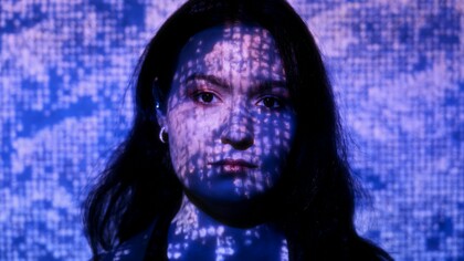 La inteligencia artificial se presenta como la gran revolución de nuestro tiempo, pero también plantea interrogantes sobre quién controla el conocimiento y qué culturas sobrevivirán a su expansión