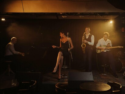 A coerência não podia ser maior: "Vozes Livres", nome do espetáculo de Stewart Sukuma, foi essa demagogia musical, na qual todos tiveram lugar. Sala cheia, bilhetes esgotados antes do evento, e emoções ao rubro