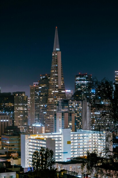 La acumulación desordenada de luces en los centros urbanos genera una fatiga visual constante. Pirámide Transamerica, San Francisco, California, Estados Unidos