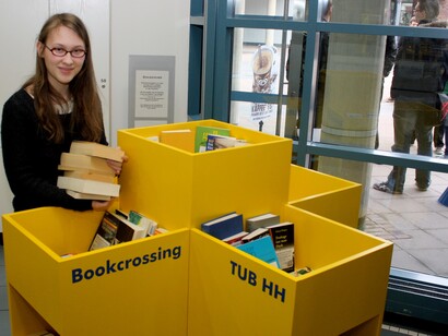 Un rincón para el intercambio de libros en una biblioteca