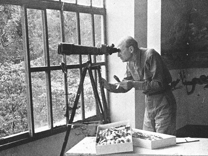 William Beebe observando aves desde la estación de Rancho Grande