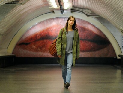 Marine Vacht in una scena del film Giovane e bella