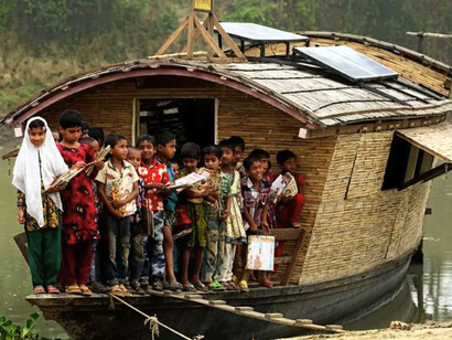 La escuela deja de ser un punto fijo y se convierte en un cuerpo móvil, capaz de desplazarse por los canales. Escuela flotante, Pabna, Bangladés
